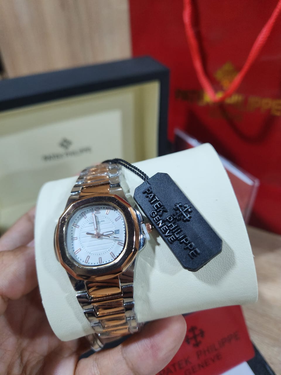 Montre Patek philippe femmes avec boite simple