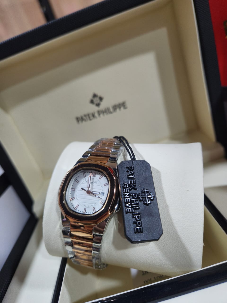 Montre Patek philippe femmes avec boite simple